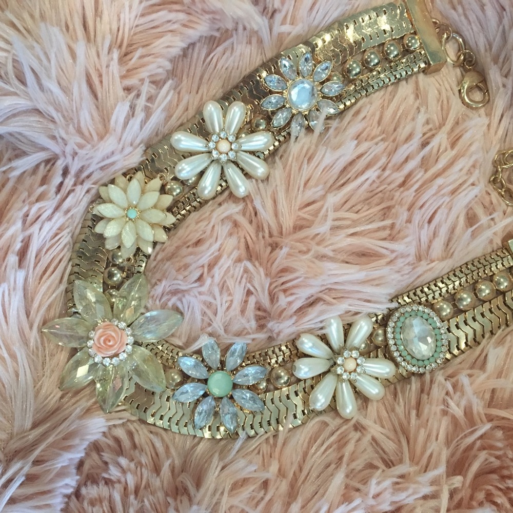 Pastel pink, vintage necklace from Aldo worn once!